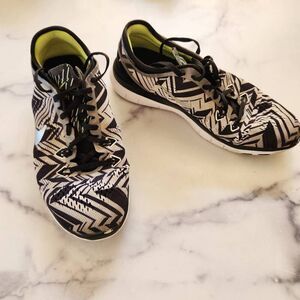 Nike zebra black white stripe geometric tribal size 8 adult unisex sneakers